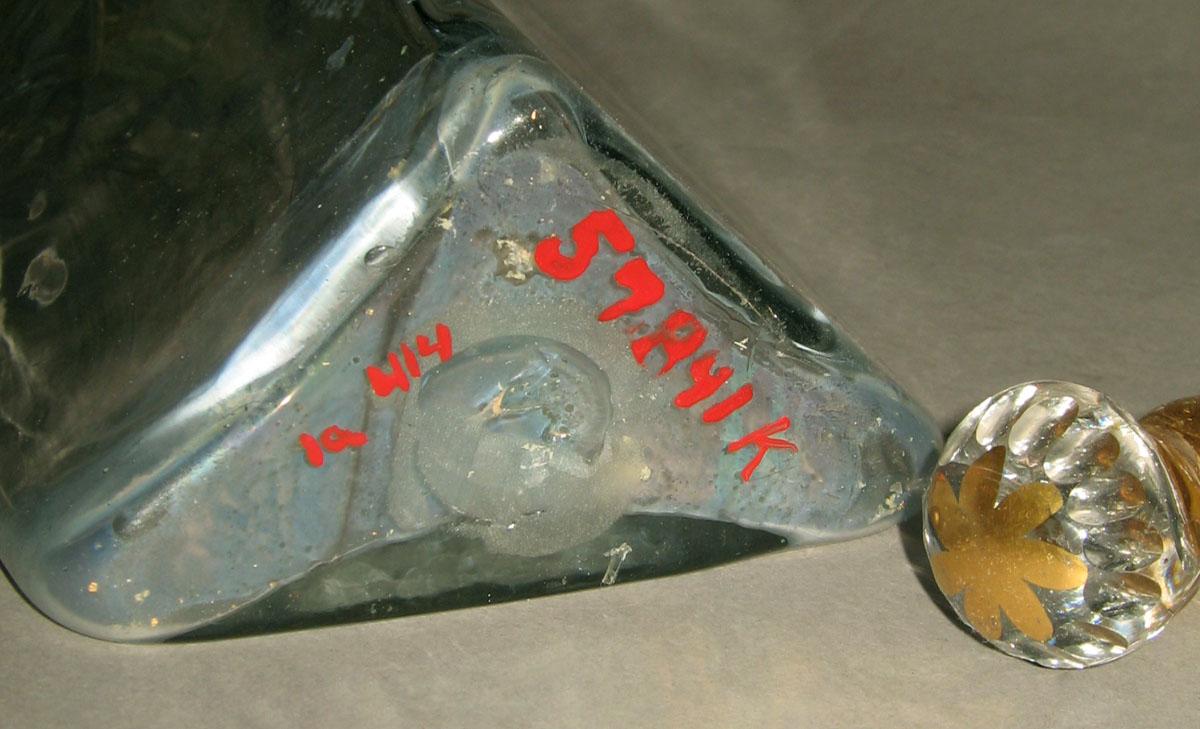 1957.0841 K Glass case bottle (underside)