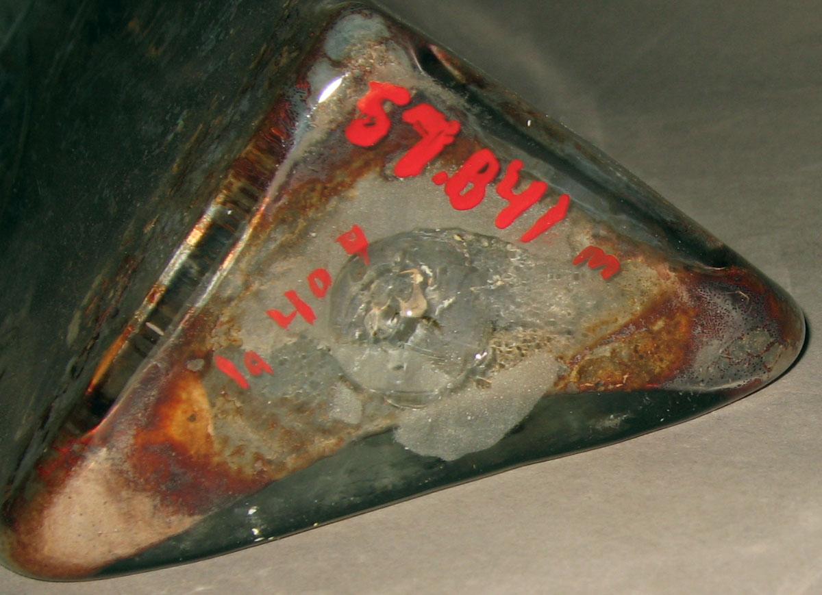 1957.0841 M Glass case bottle (underside)
