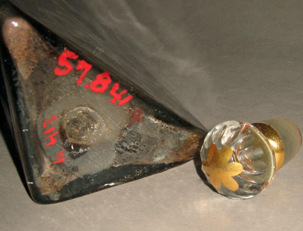 1957.0841 Q, QQ Glass case bottle and stopper (detail)