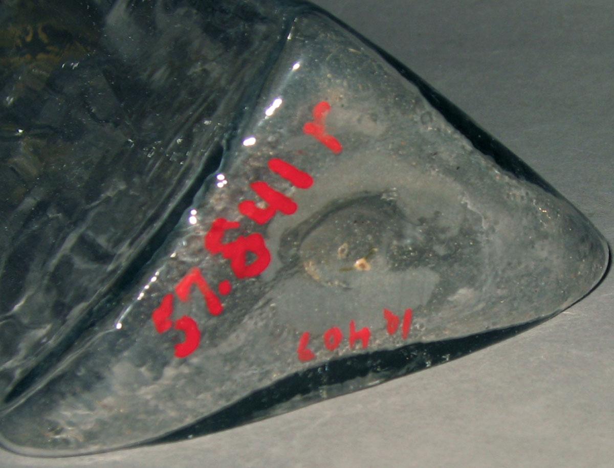 1957.0841 R Glass case bottle (underside)
