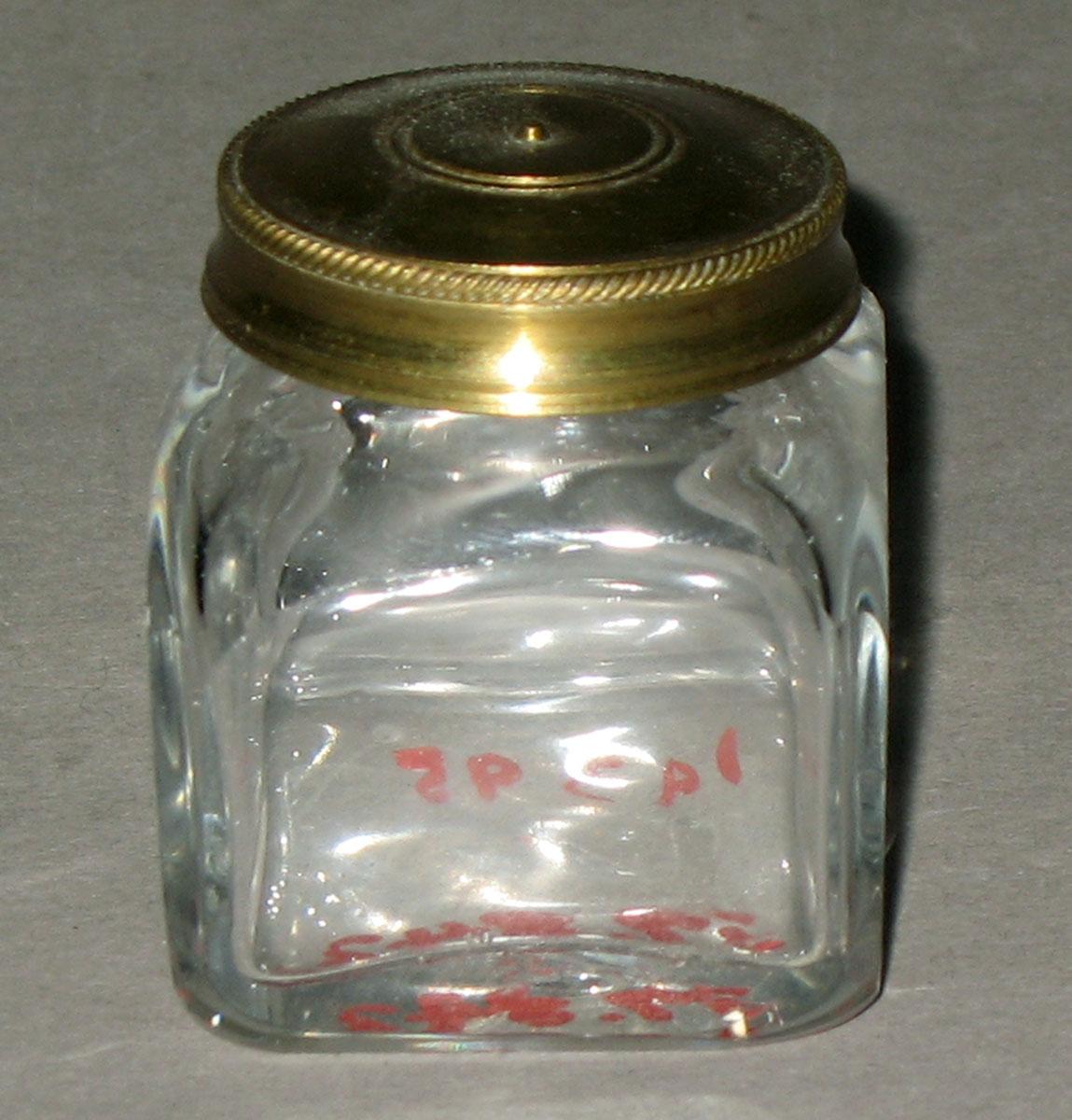 1957.0842 D Glass bottle