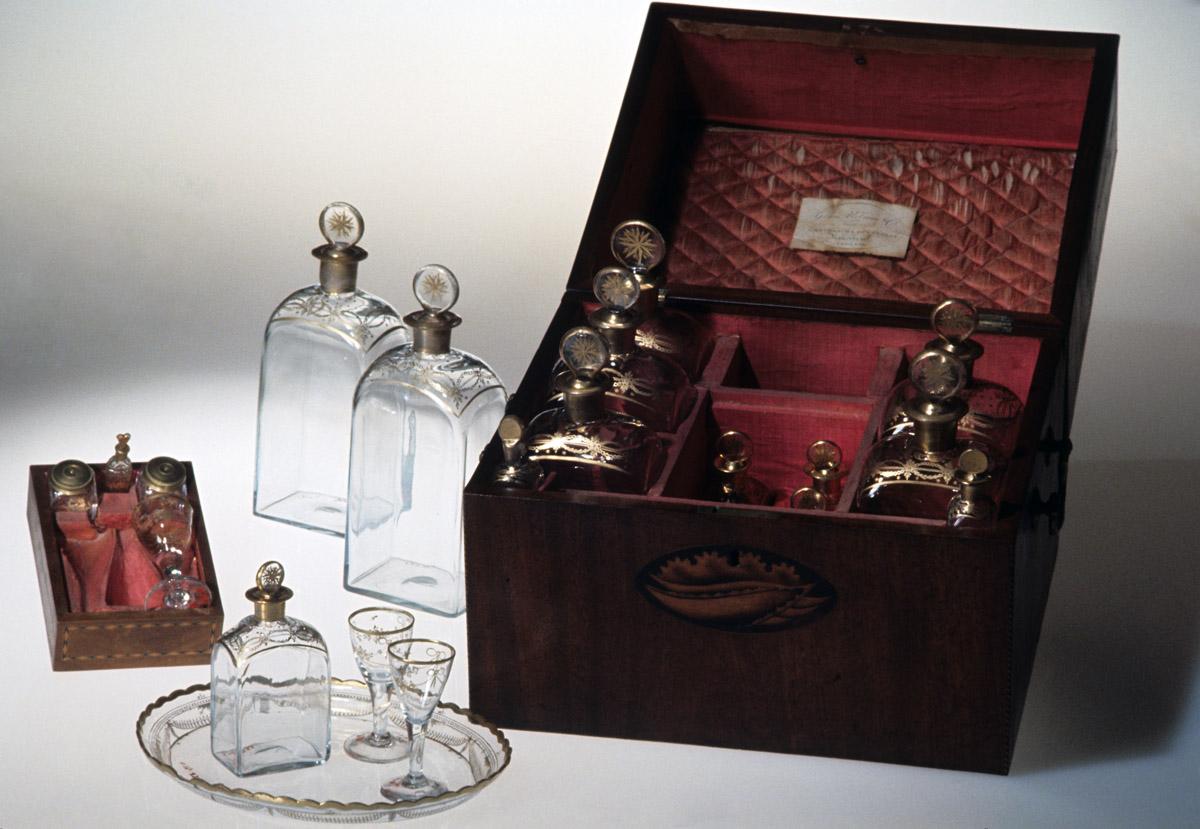 1957.0842 A-V Bottle chest or case
