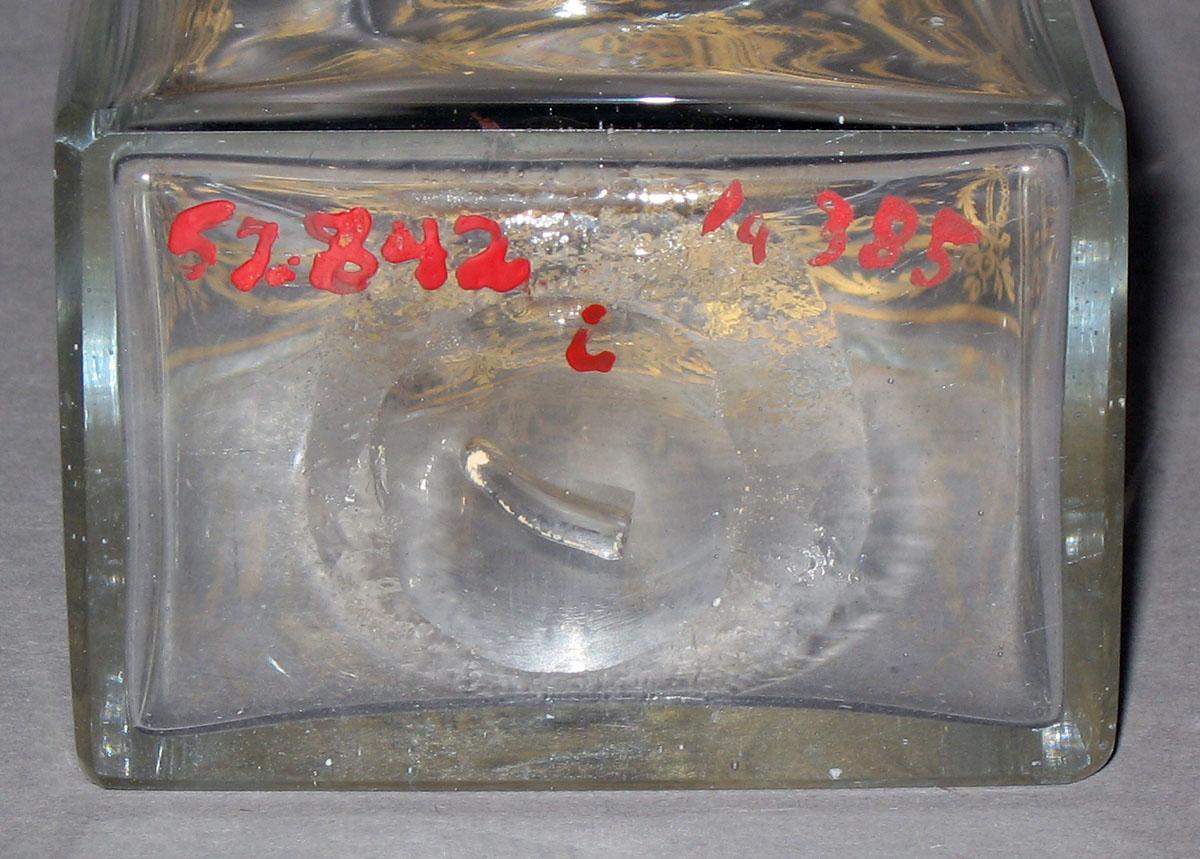 1957.0842 I Glass case bottle (underside)