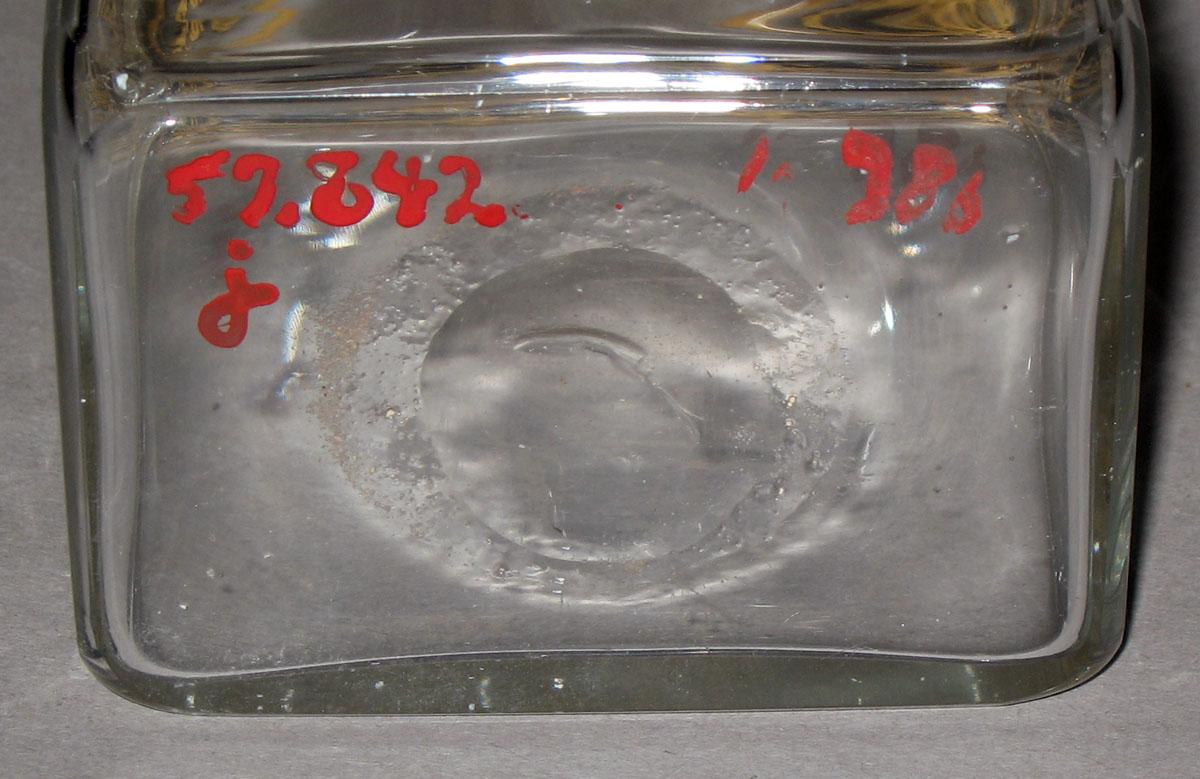 1957.0842 J Glass case bottle (underside)