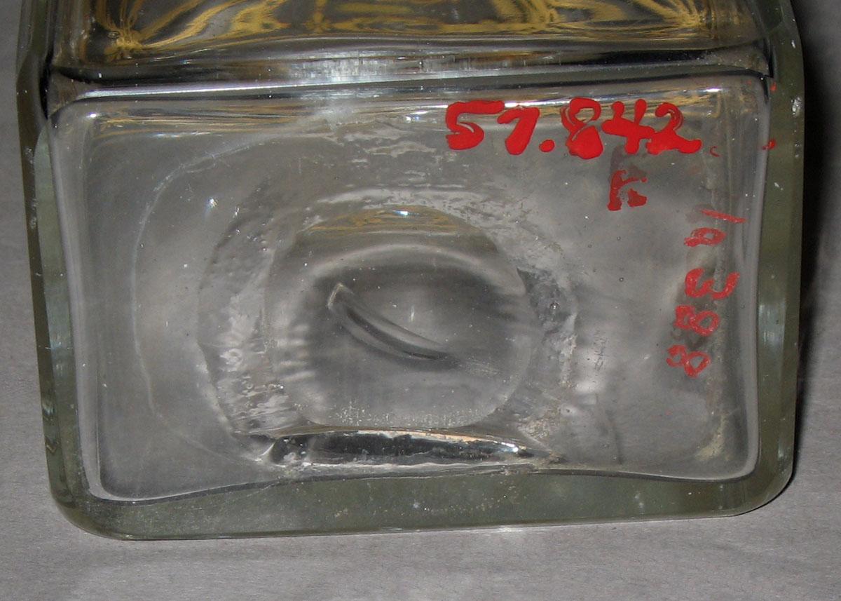 1957.0842 K Glass case bottle (underside)