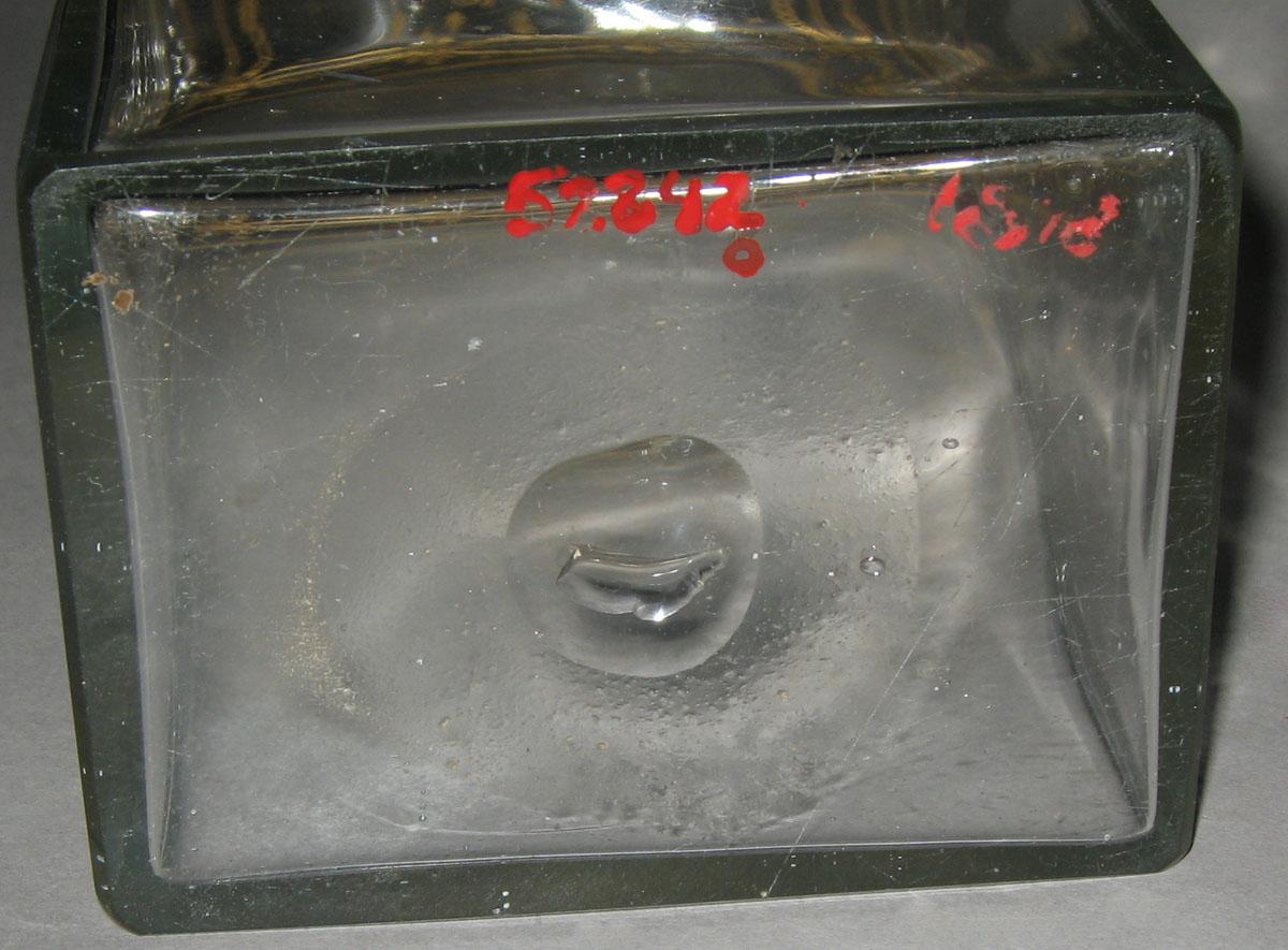 1957.0842 O Glass case bottle (underside)