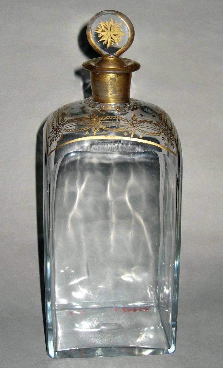 1957.0842 Q Glass case bottle