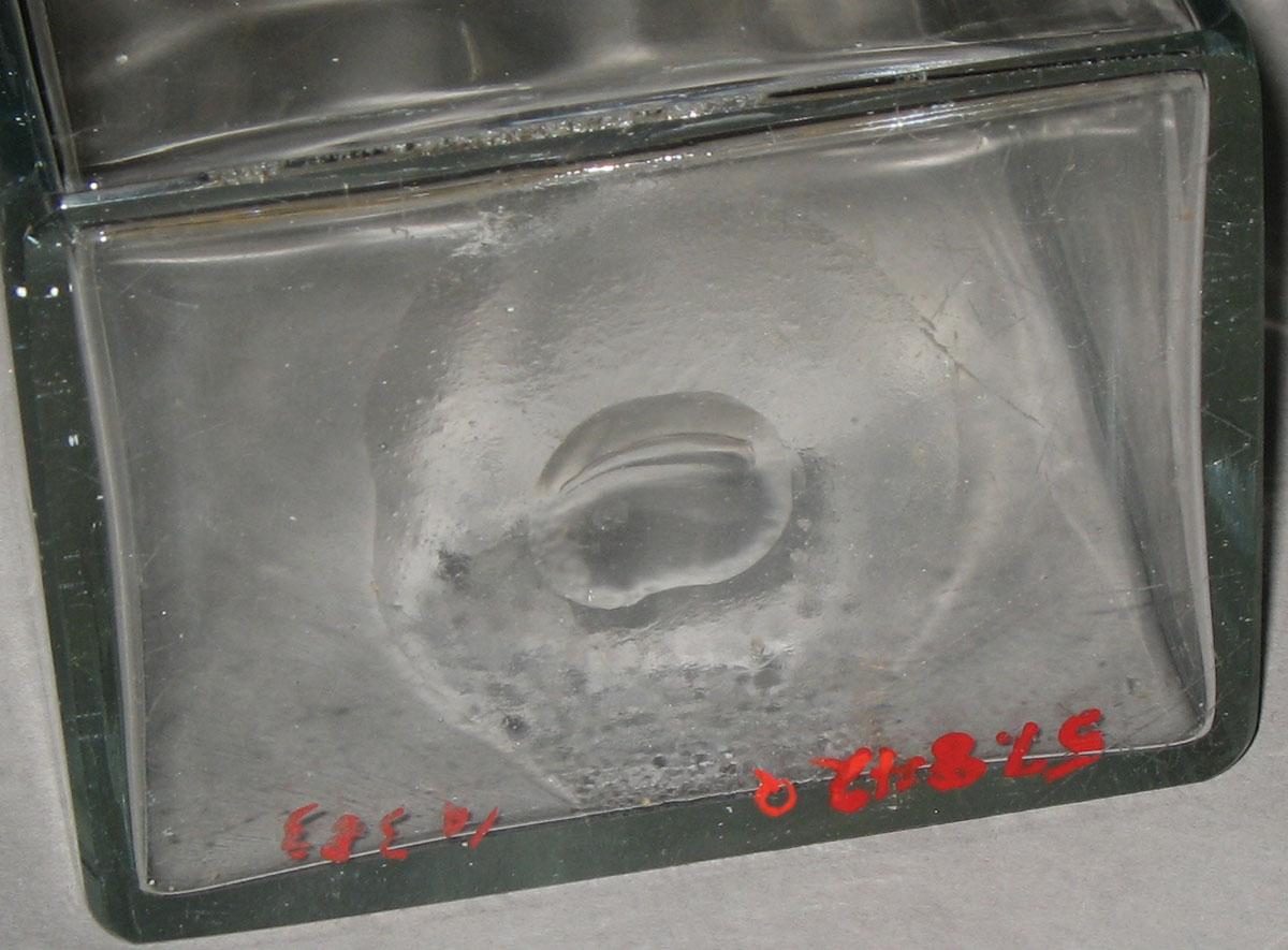 1957.0842 Q Glass case bottle (underside)
