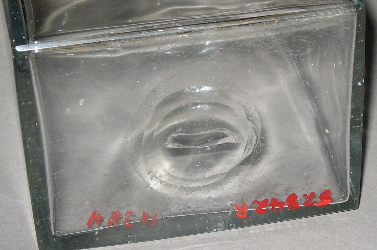 1957.0842 R Glass case bottle (underside)