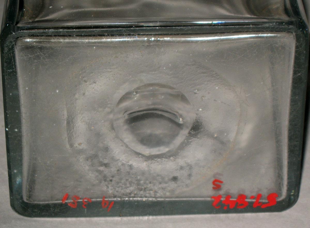 1957.0842 S Glass case bottle (underside)