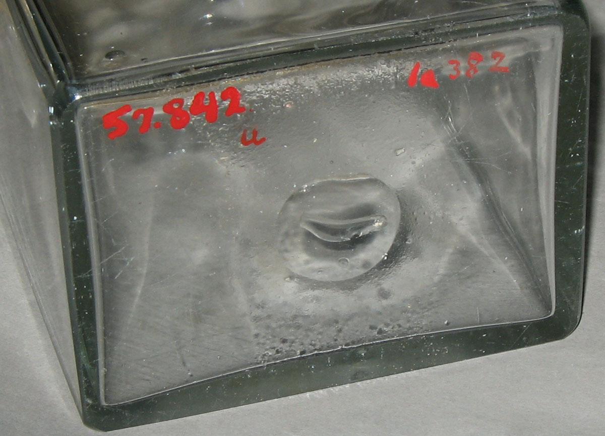 1957.0842 U Glass case bottle (underside)