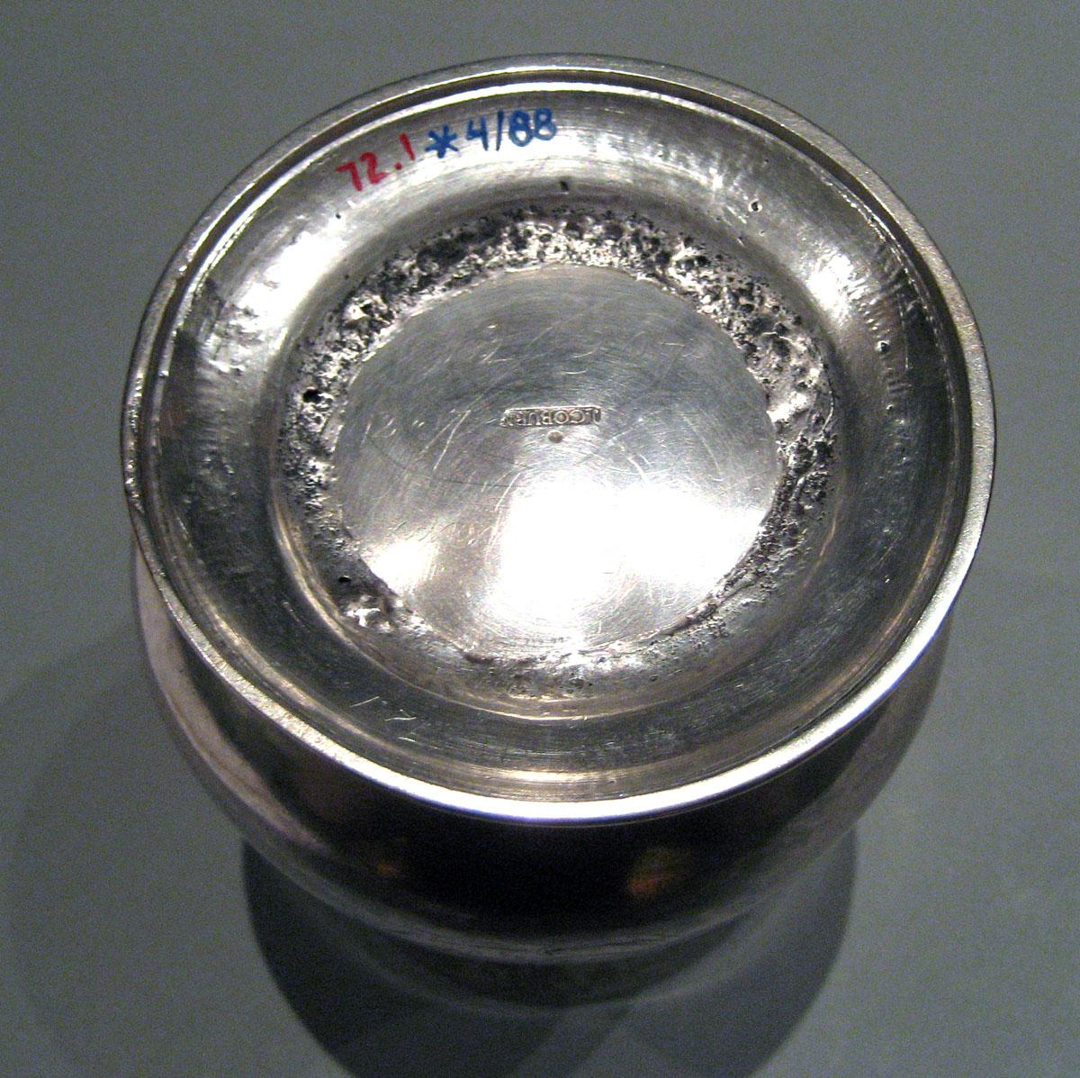 1972.0001 Silver Cann underside
