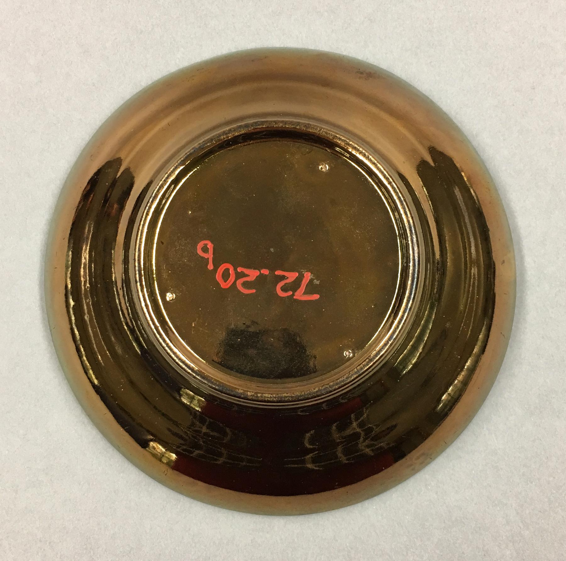 1972.0020 B Lusterware saucer, underside