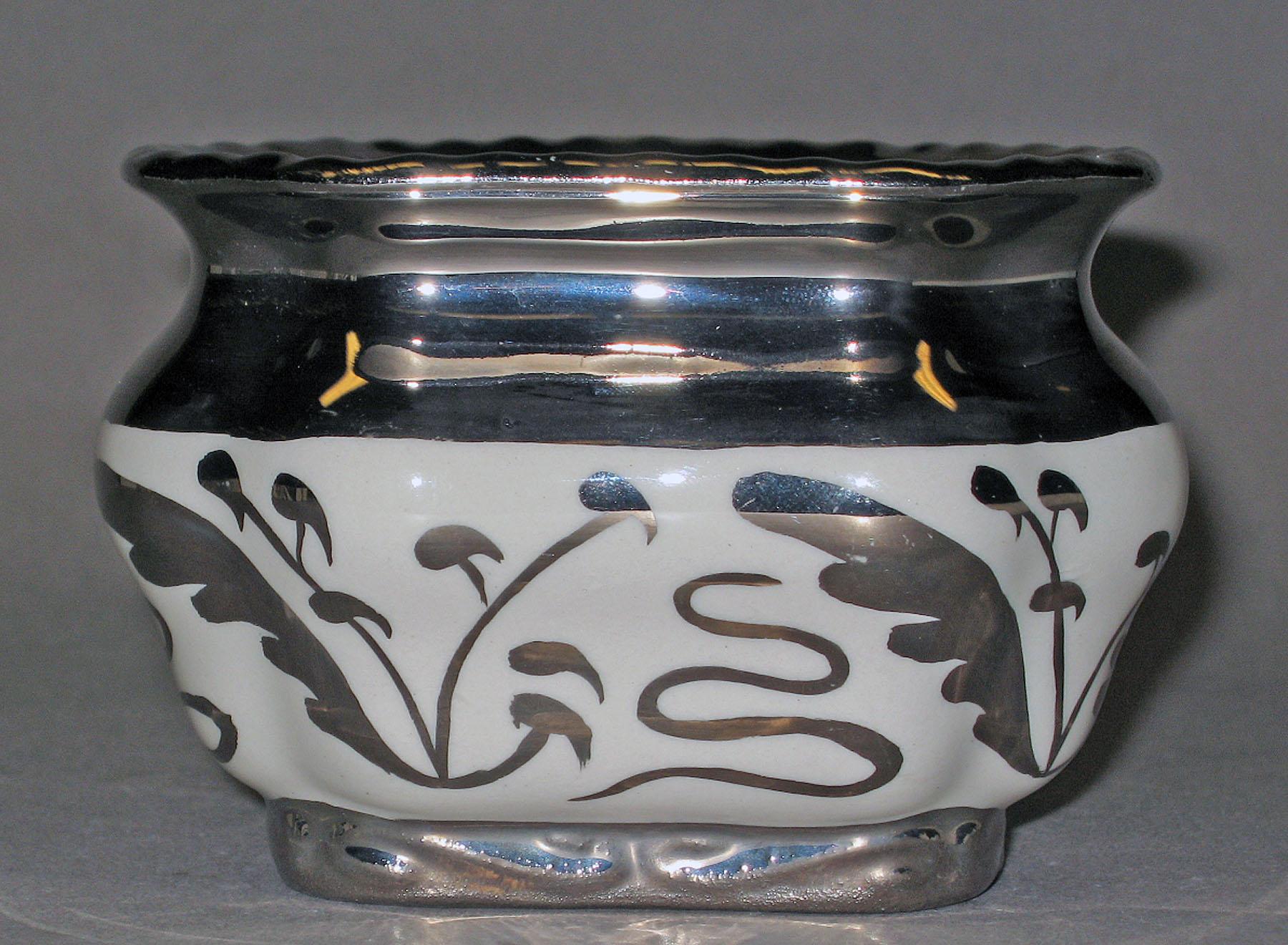 1972.0026.002 Lusterware sugar bowl