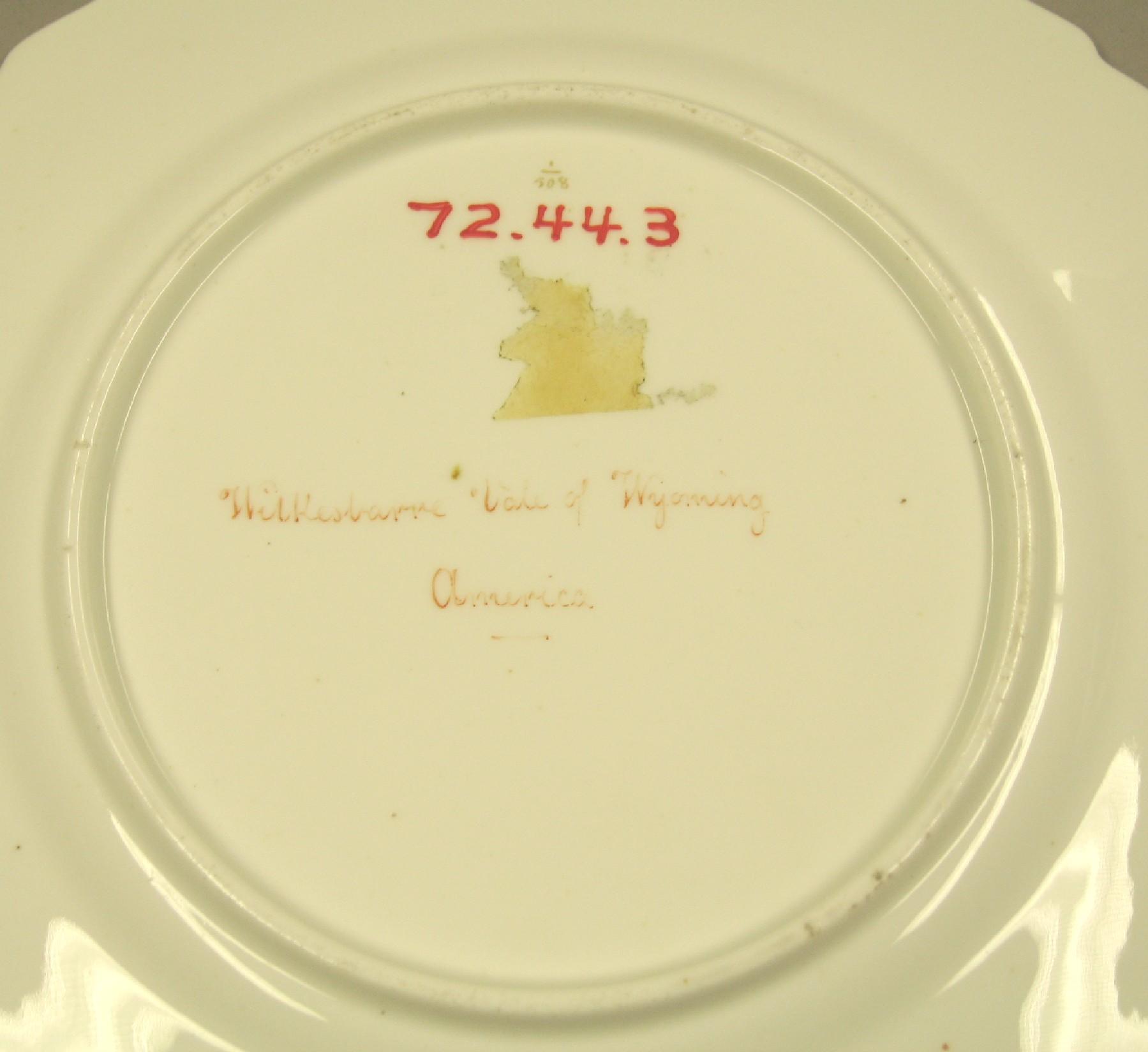 1972.0044.003 Soft-paste porcelain plate (underside)