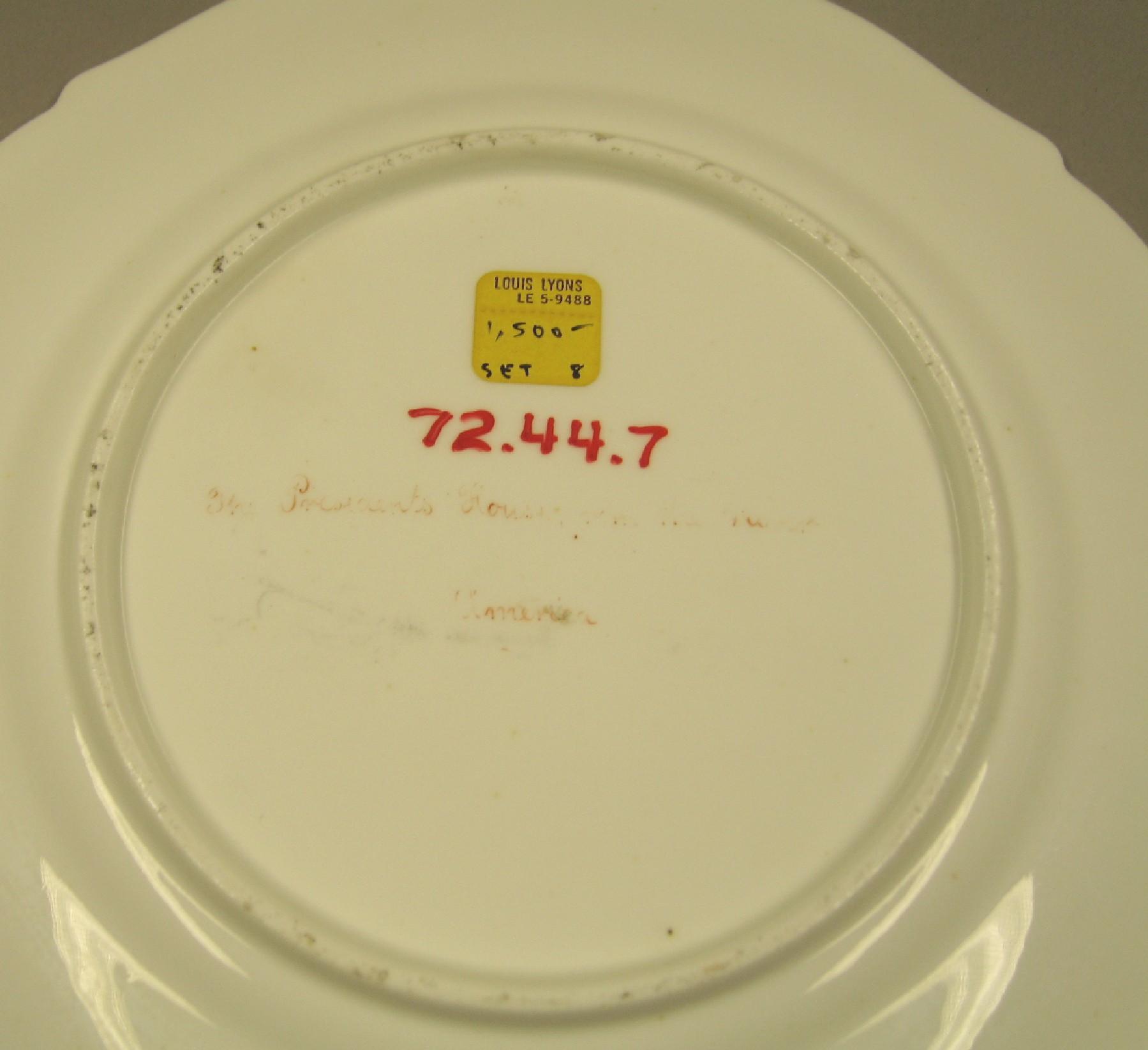 1972.0044.007 Soft-paste porcelain plate (underside)