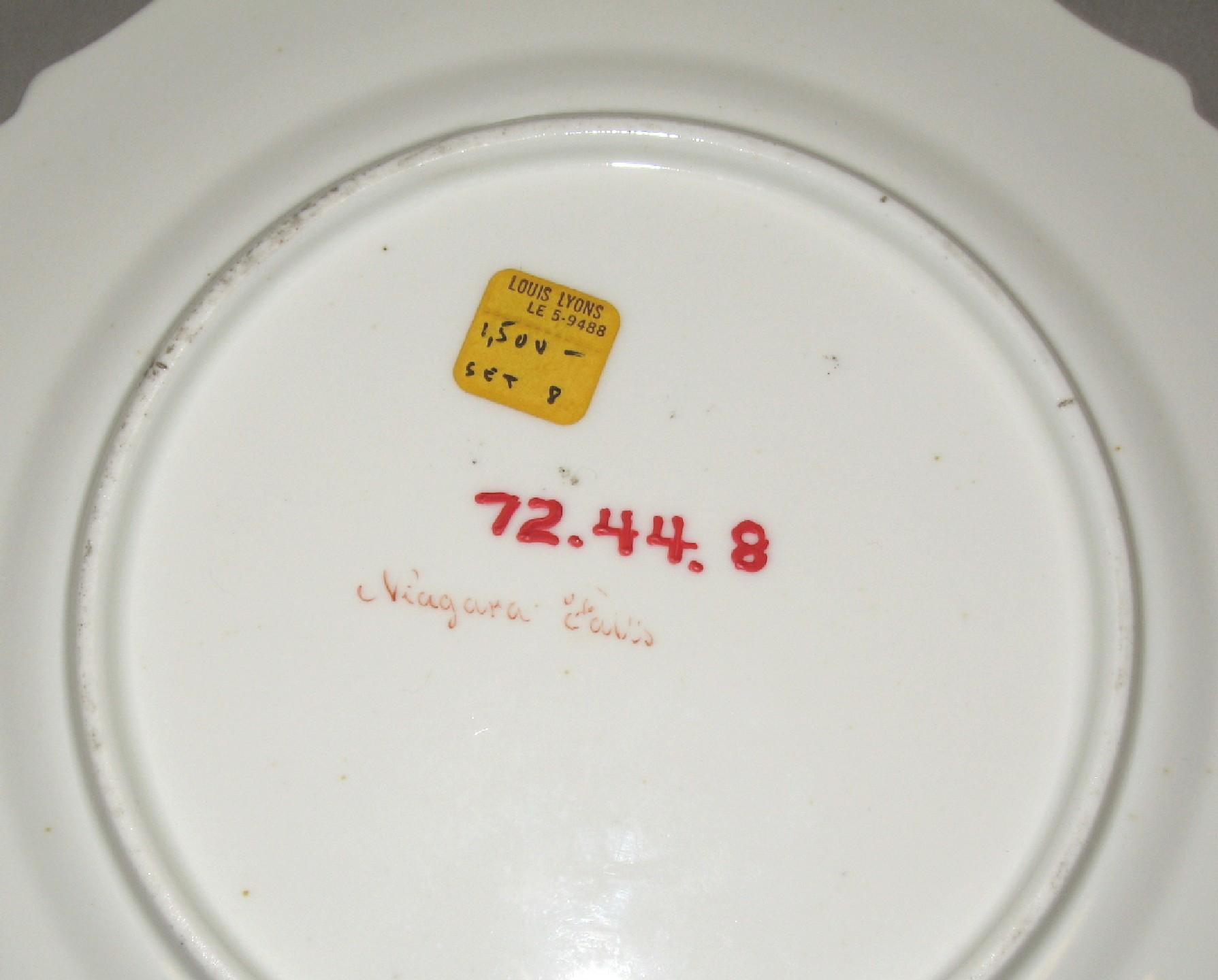 1972.0044.008 Soft-paste porcelain plate (underside)