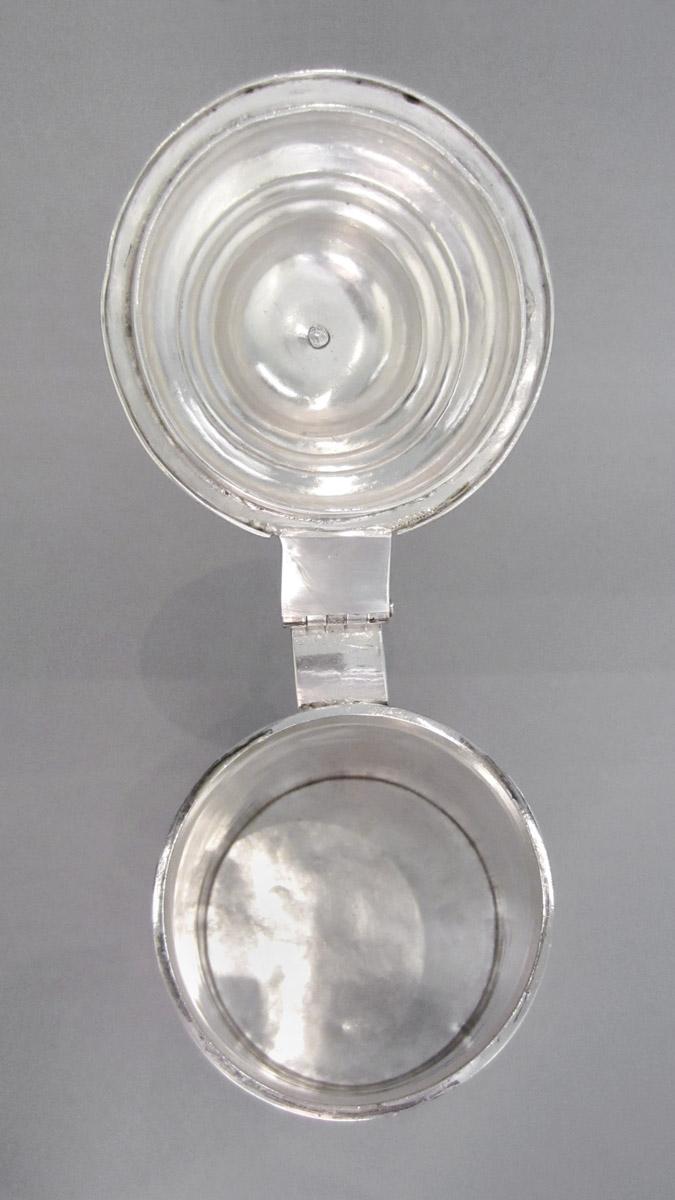 1957.0859.004 Tankard, interior
