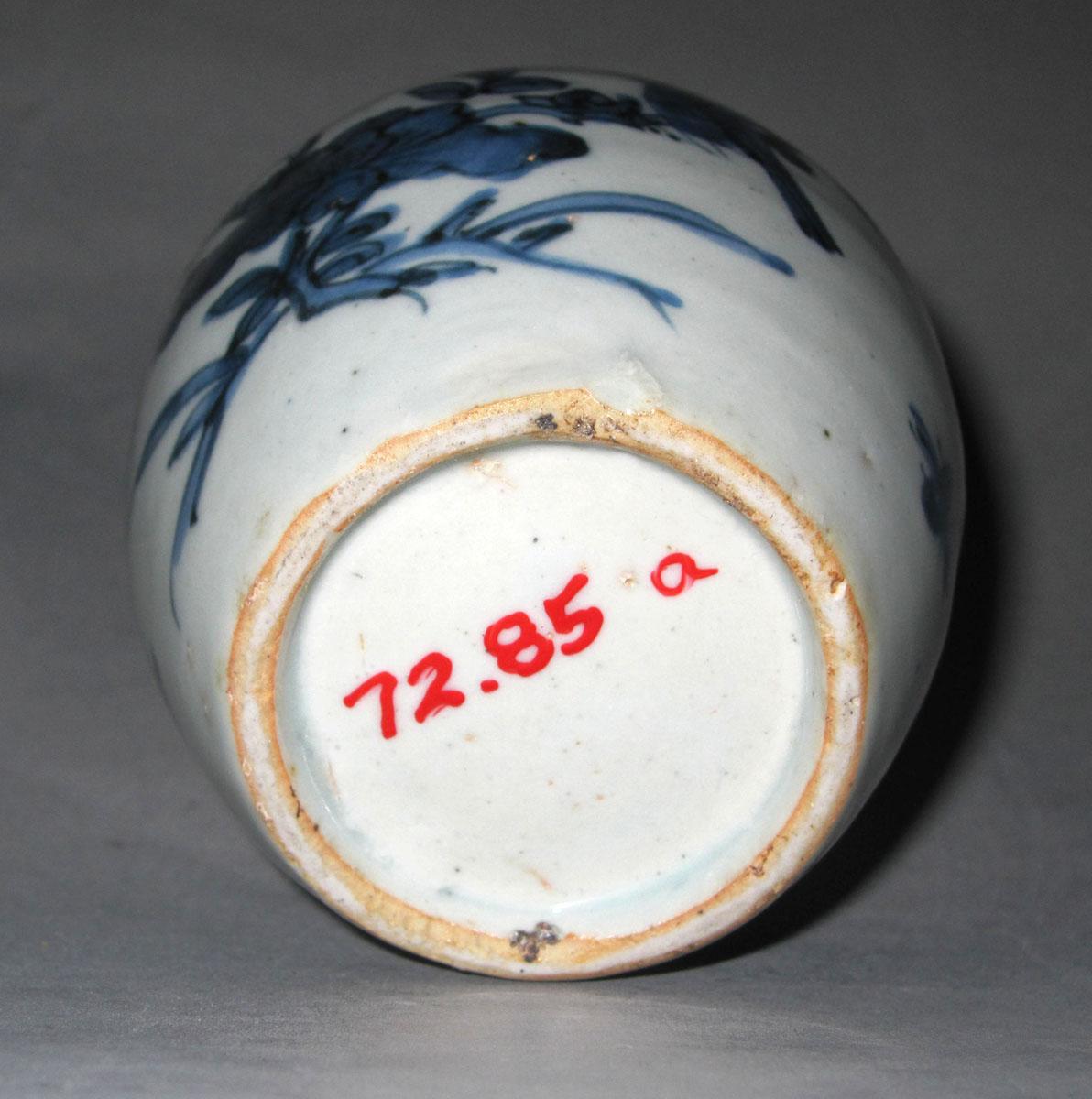 1972.0085 A Porcelain jar underside