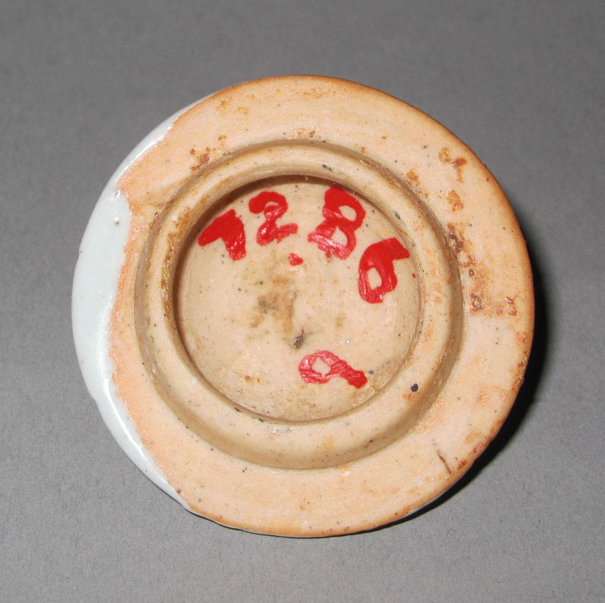 1972.0085 B Porcelain cover underside