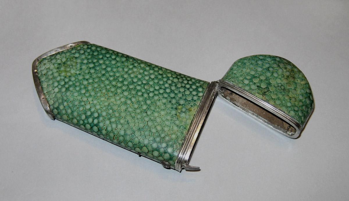 1972.0136 B Spectacles case, view 3