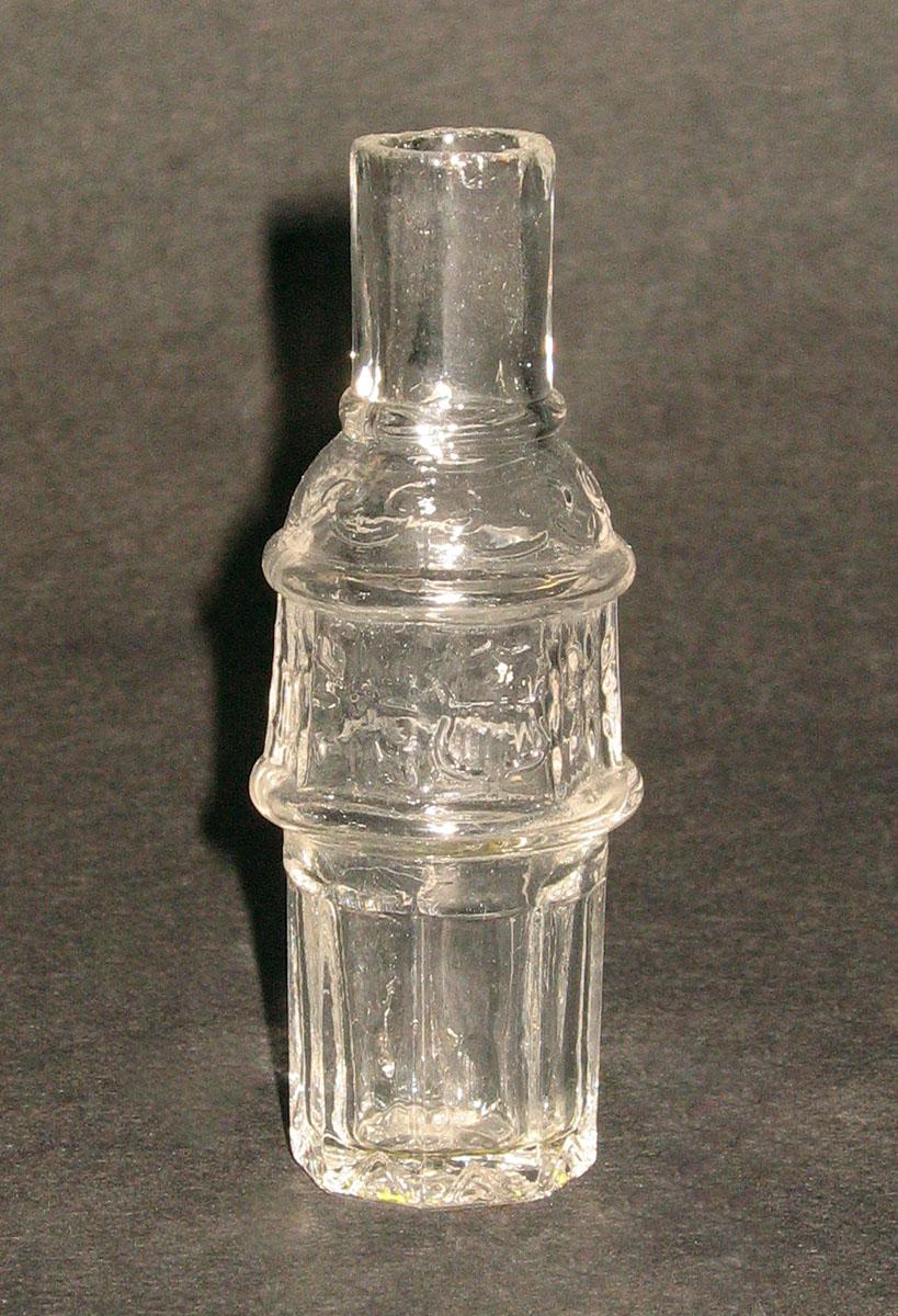 1972.0251 D Glass castor