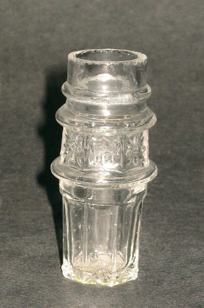 1972.0251 E Glass castor