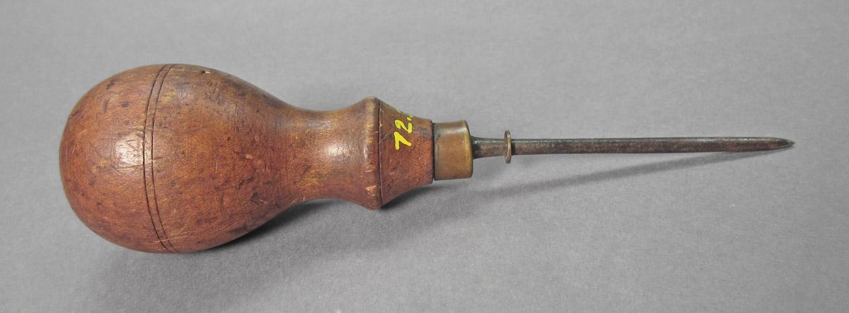1972.0289.009, Awl, side 1