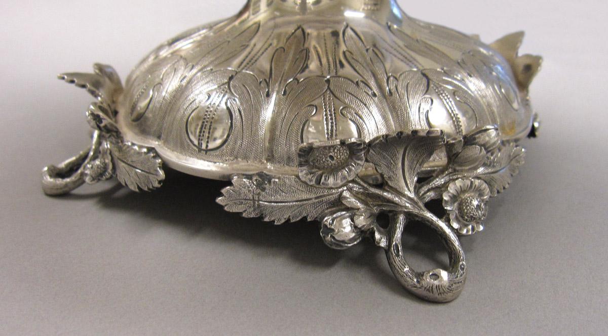 1972.0306.001 Urn, base detail