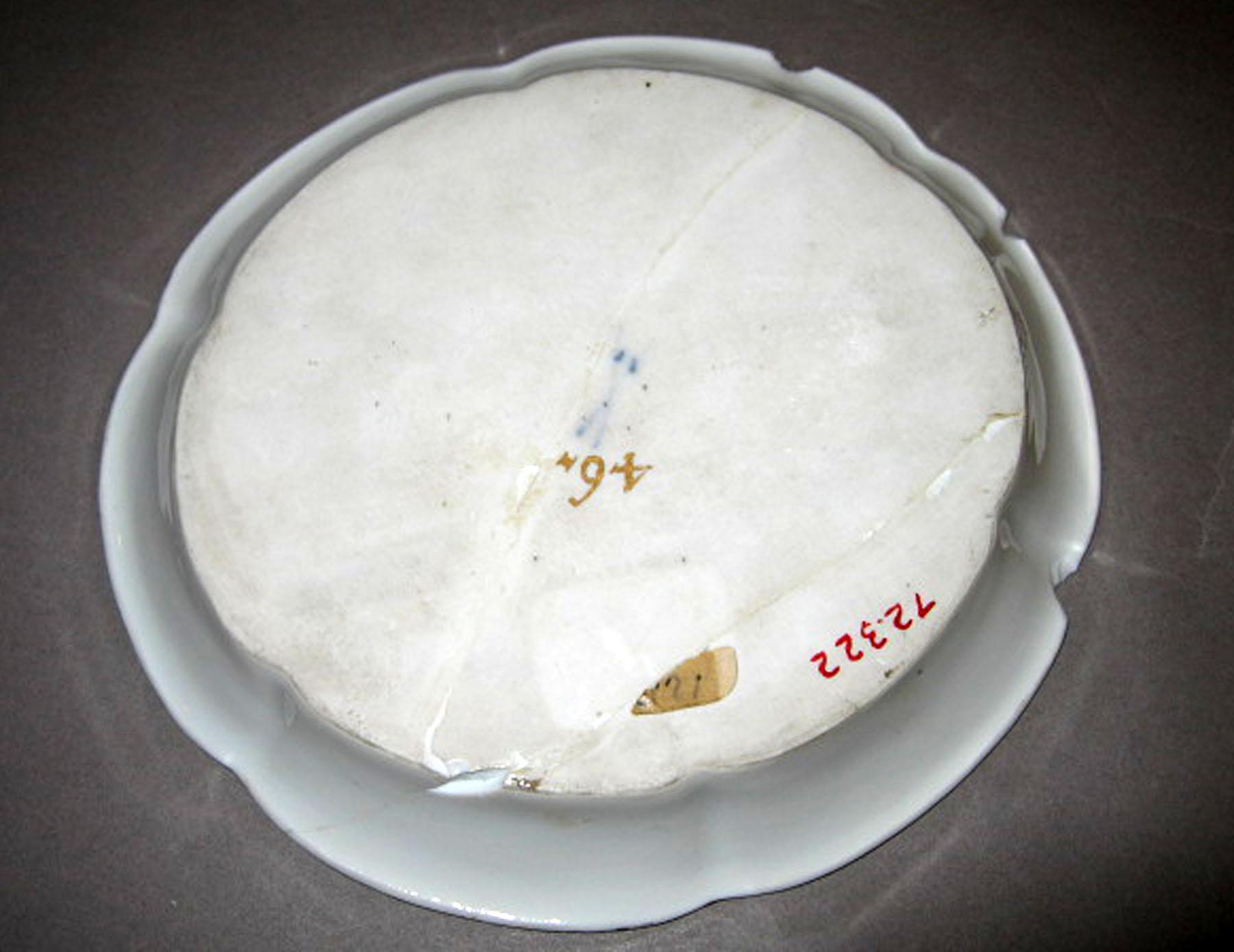 1972.0322 Teapot stand (mark)