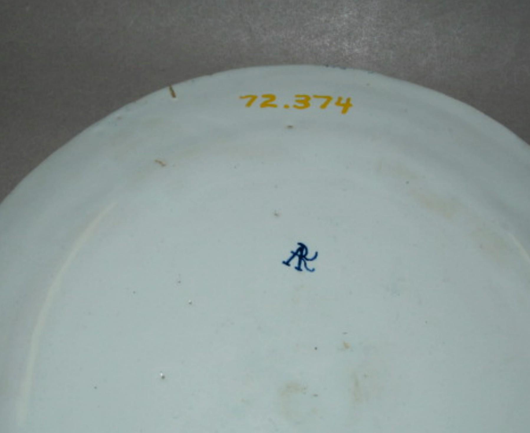1972.0374 Tin-glazed earthenware plate (mark)