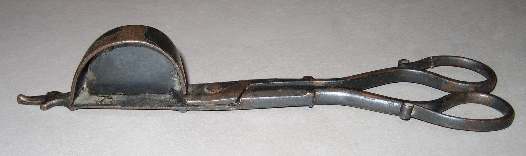 1952.0287 Snuffer