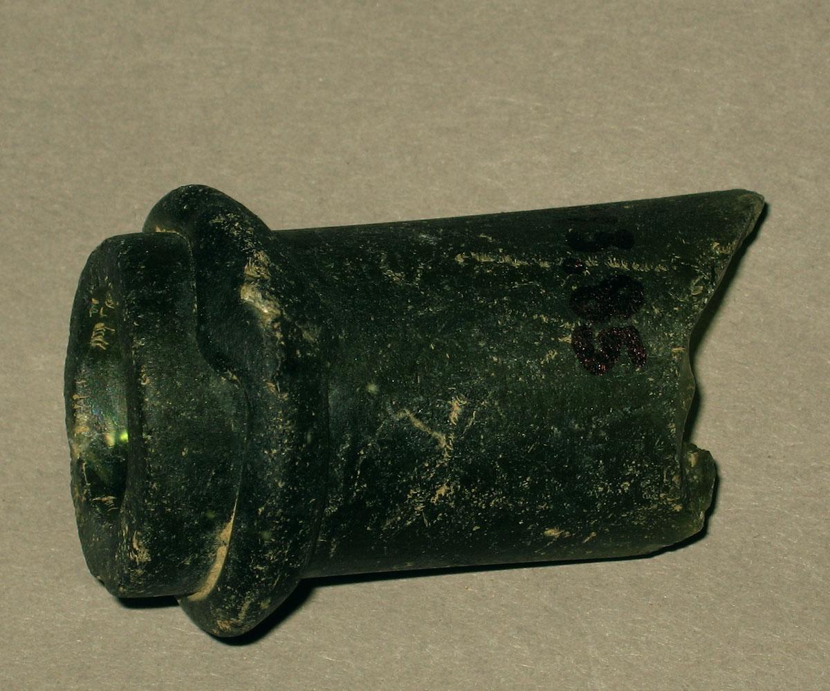 1972.0473.085 Glass bottle fragment