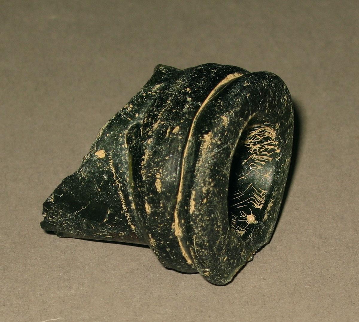 1972.0473.086 Glass bottle fragment