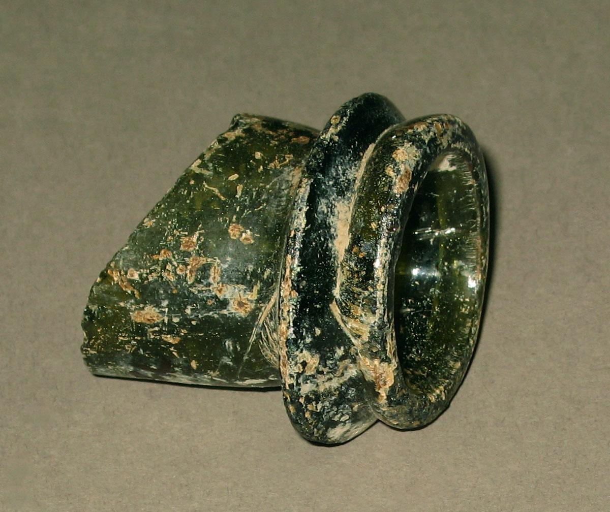 1972.0473.087 Glass bottle fragment