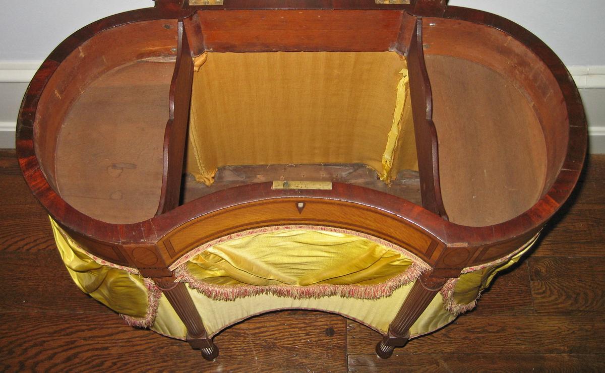 1957.0914 Work table interior