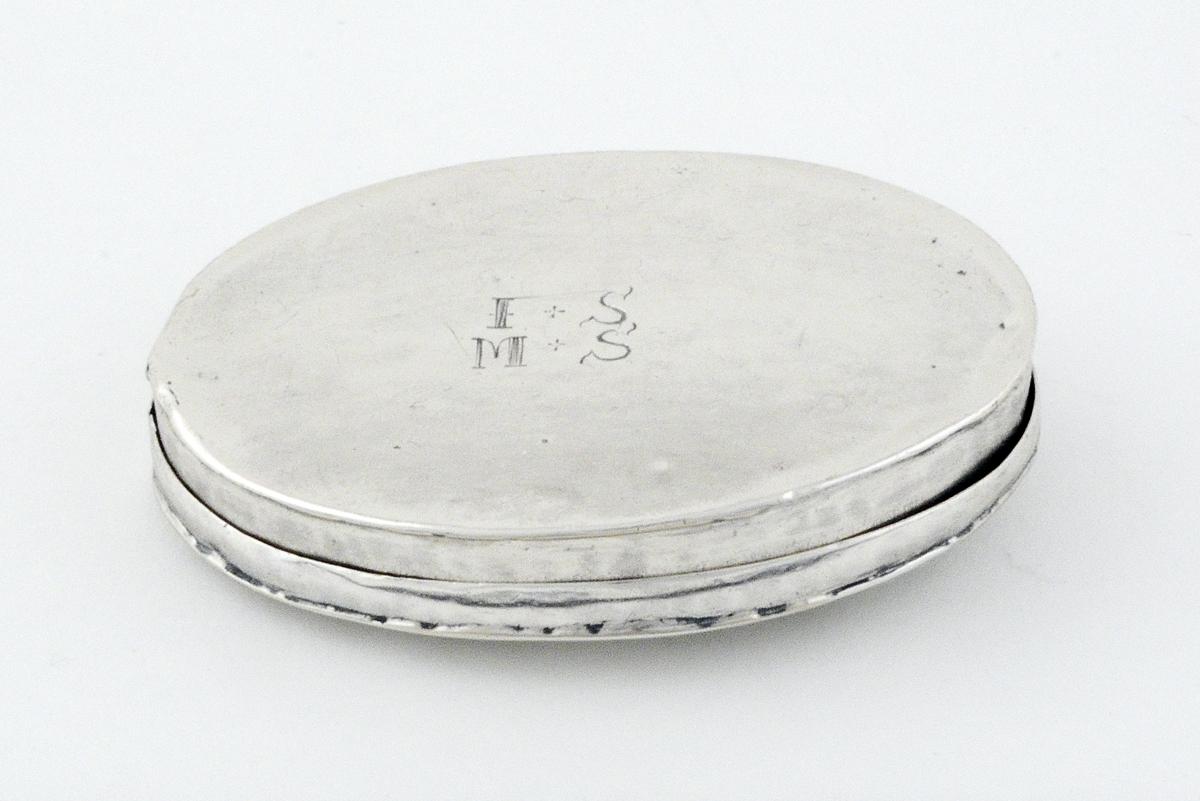 1952.0290 A,B Snuff Box, View 2 Underside
