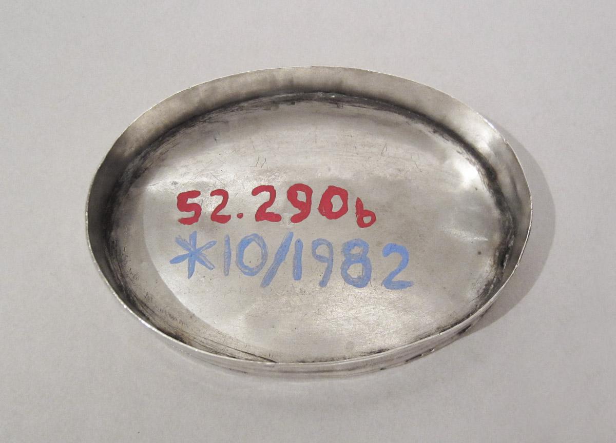 1952.0290 B Snuff box, interior