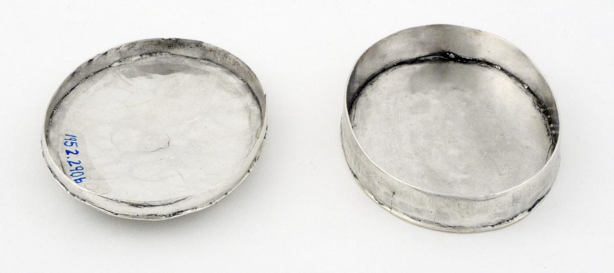 1952.0290 A,B Snuff Box, View 2 Open