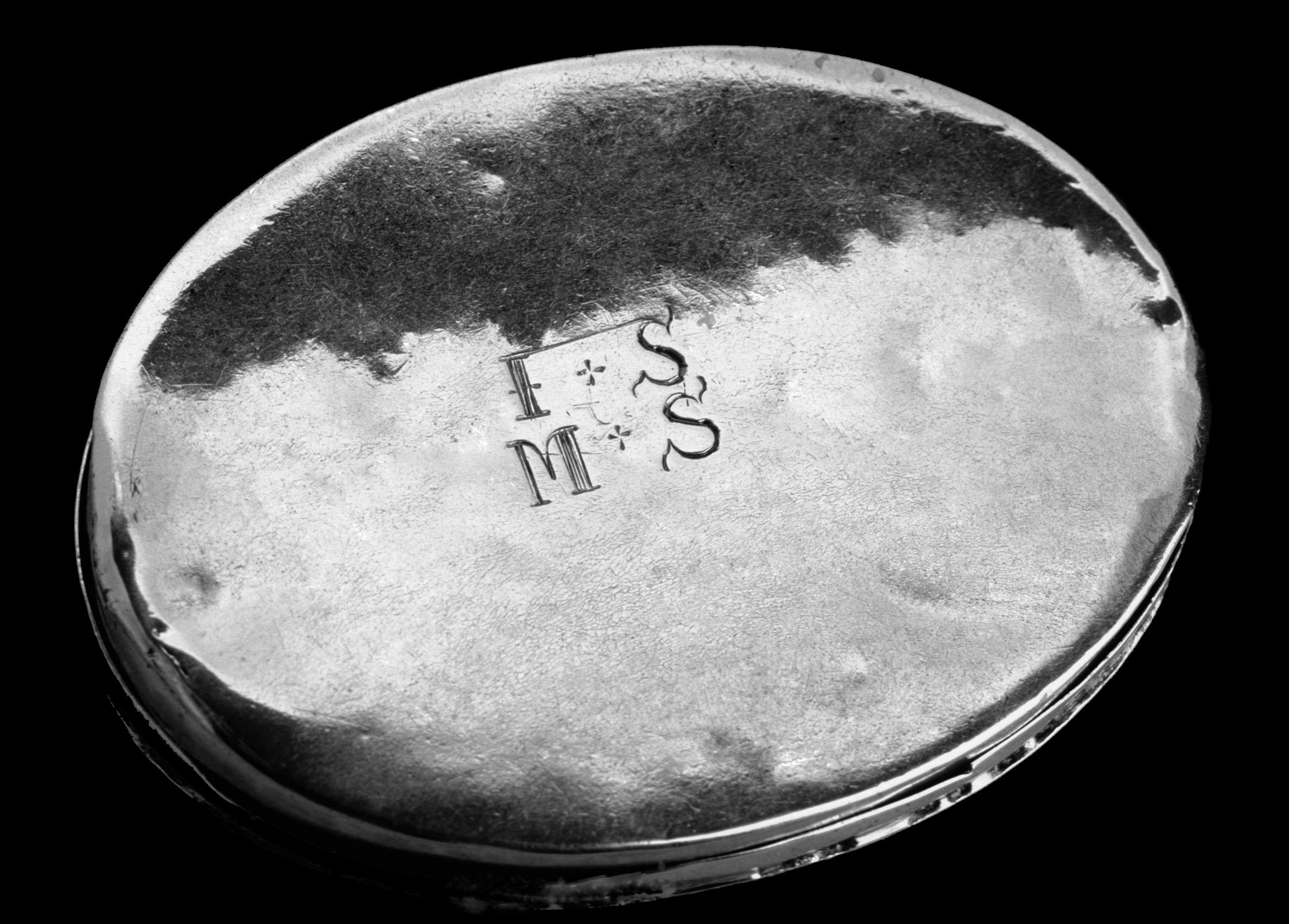 1952.0290 Snuff box, view 2