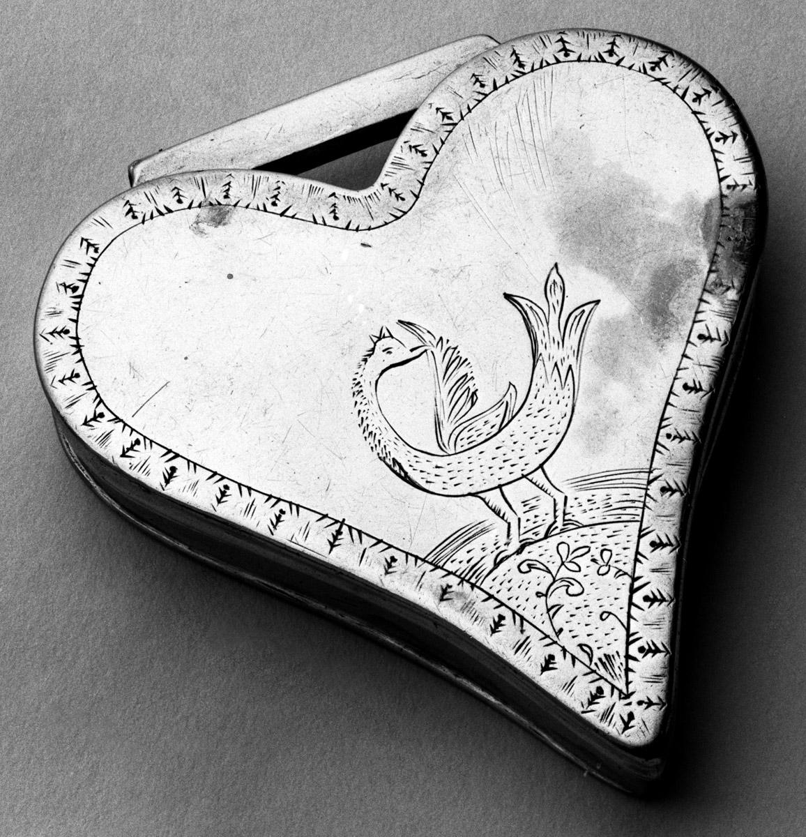 1952.0291 Snuff box (bw, view 2)