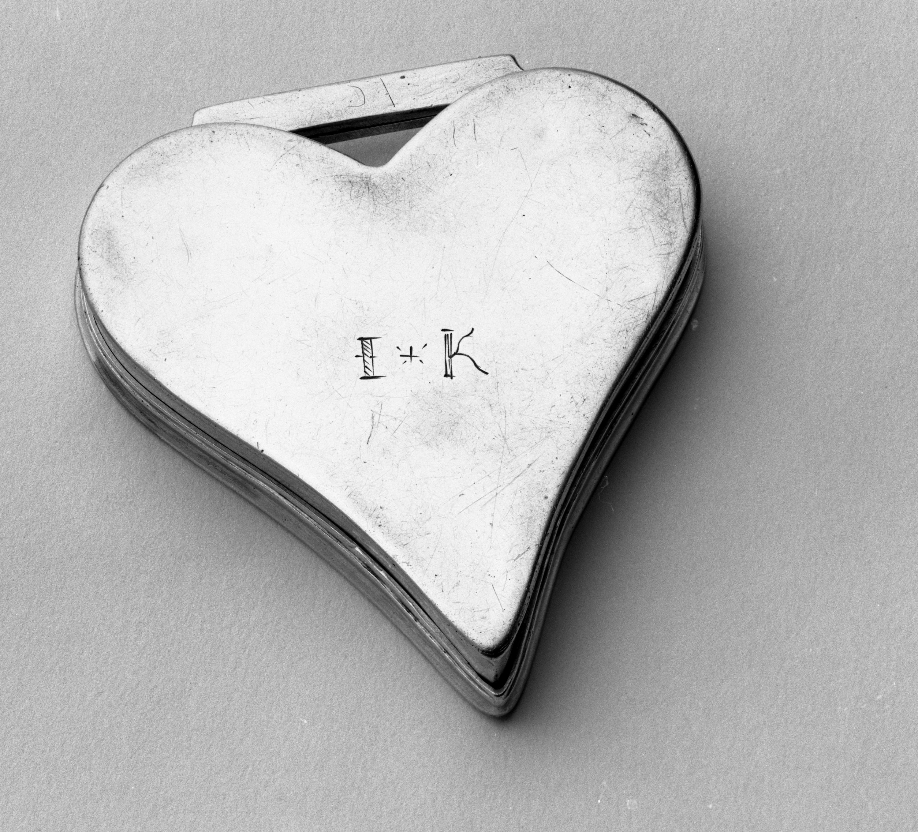 1952.0291 Snuff box (bw, view 3)