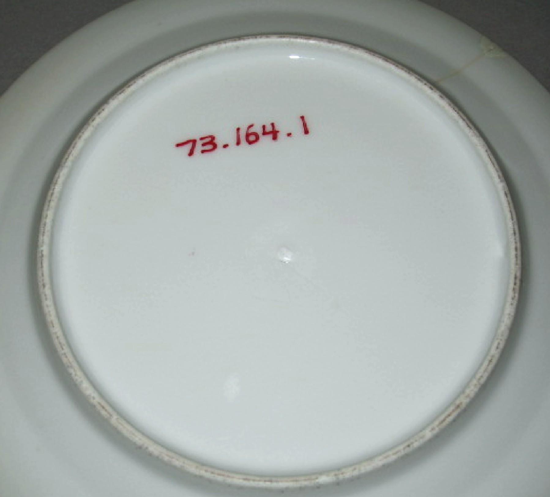 1973.0164.001 Porcelain dinner plate (underside)