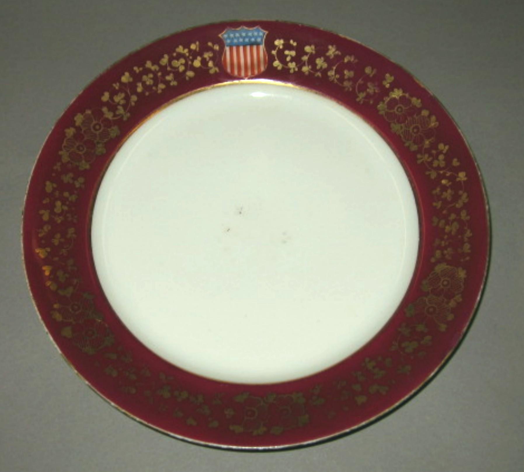1973.0164.002 Porcelain dinner plate