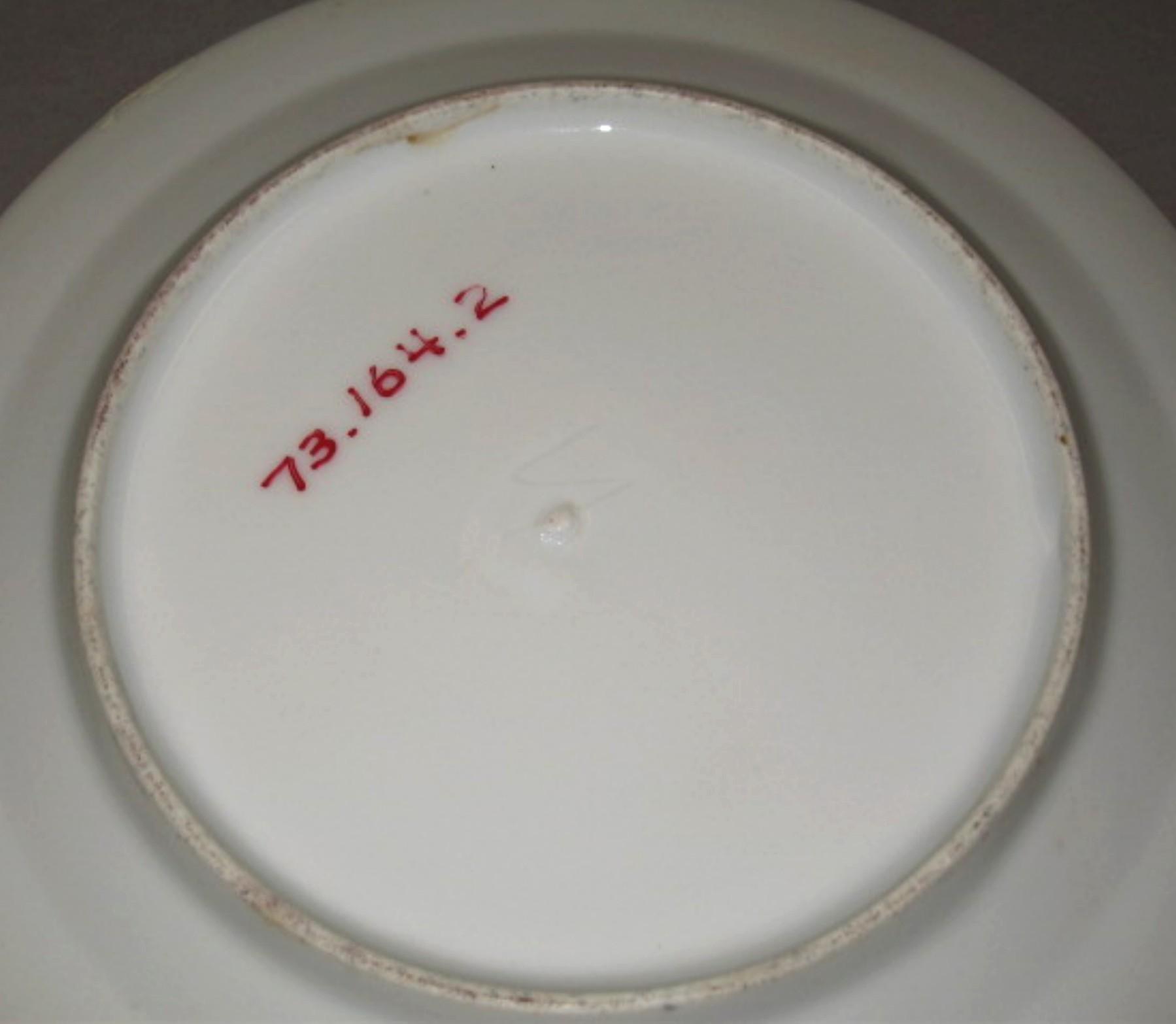 1973.0164.002 Porcelain dinner plate (underside)