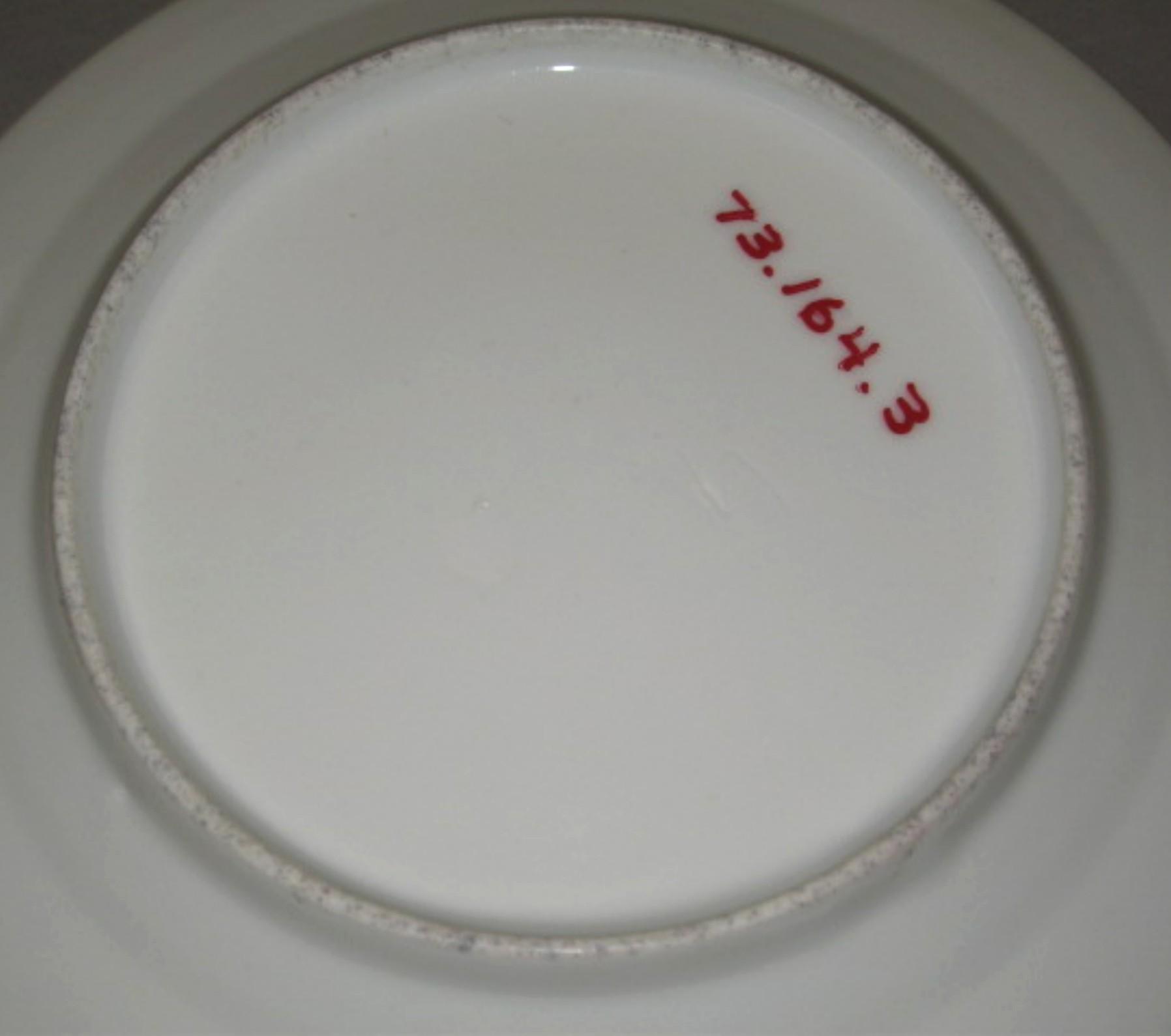 1973.0164.003 Porcelain dinner plate (underside)