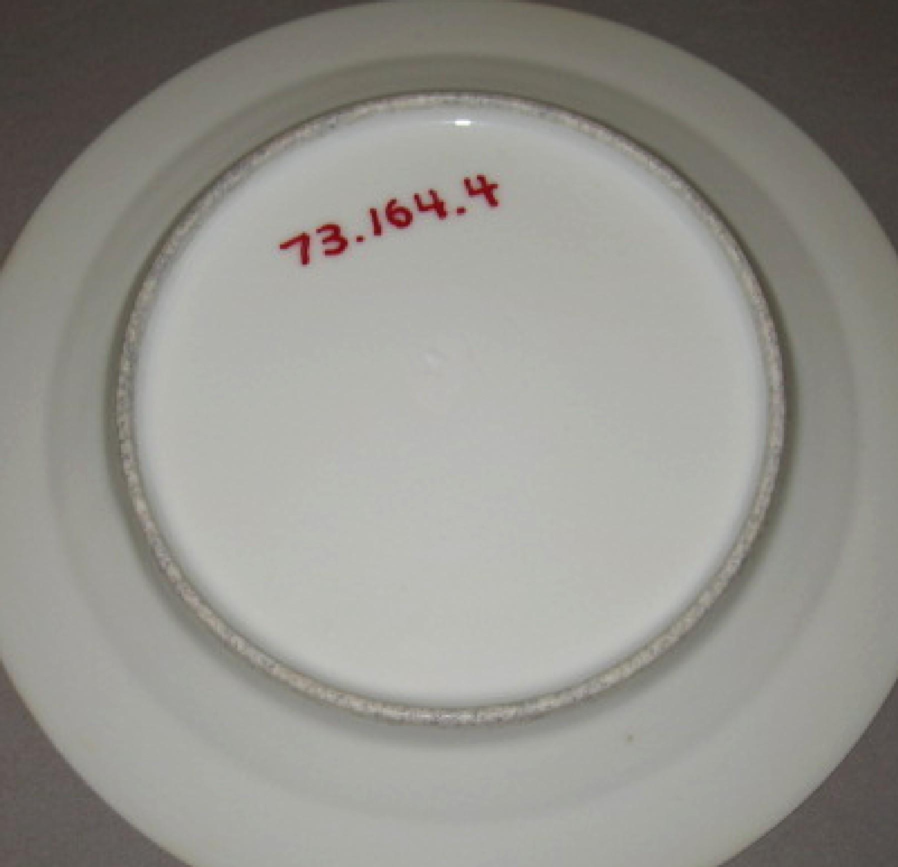 1973.0164.004 Porcelain dinner plate (underside)