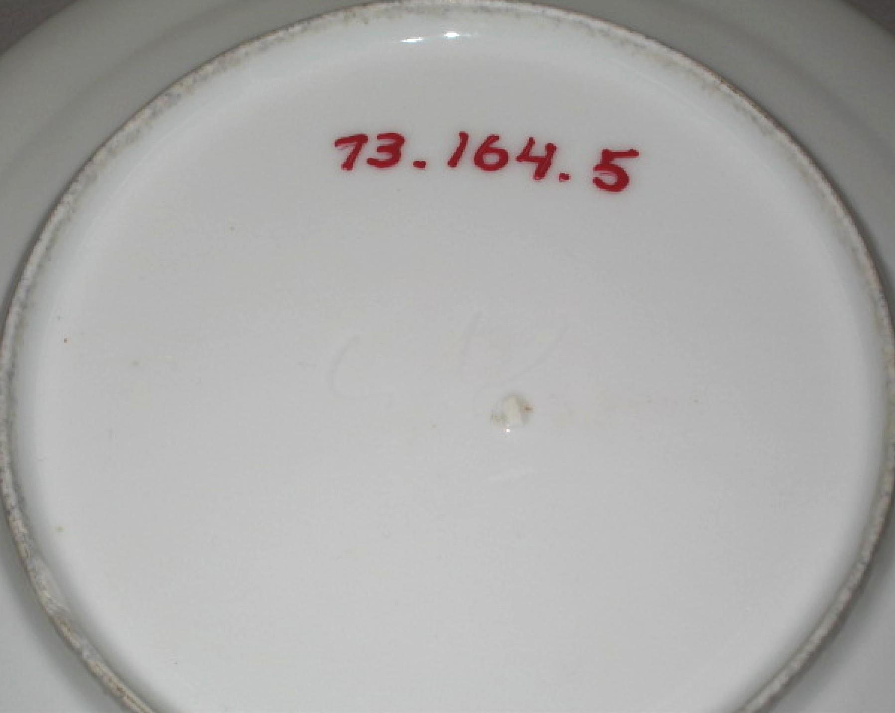 1973.0164.005 Porcelain dinner plate (underside)