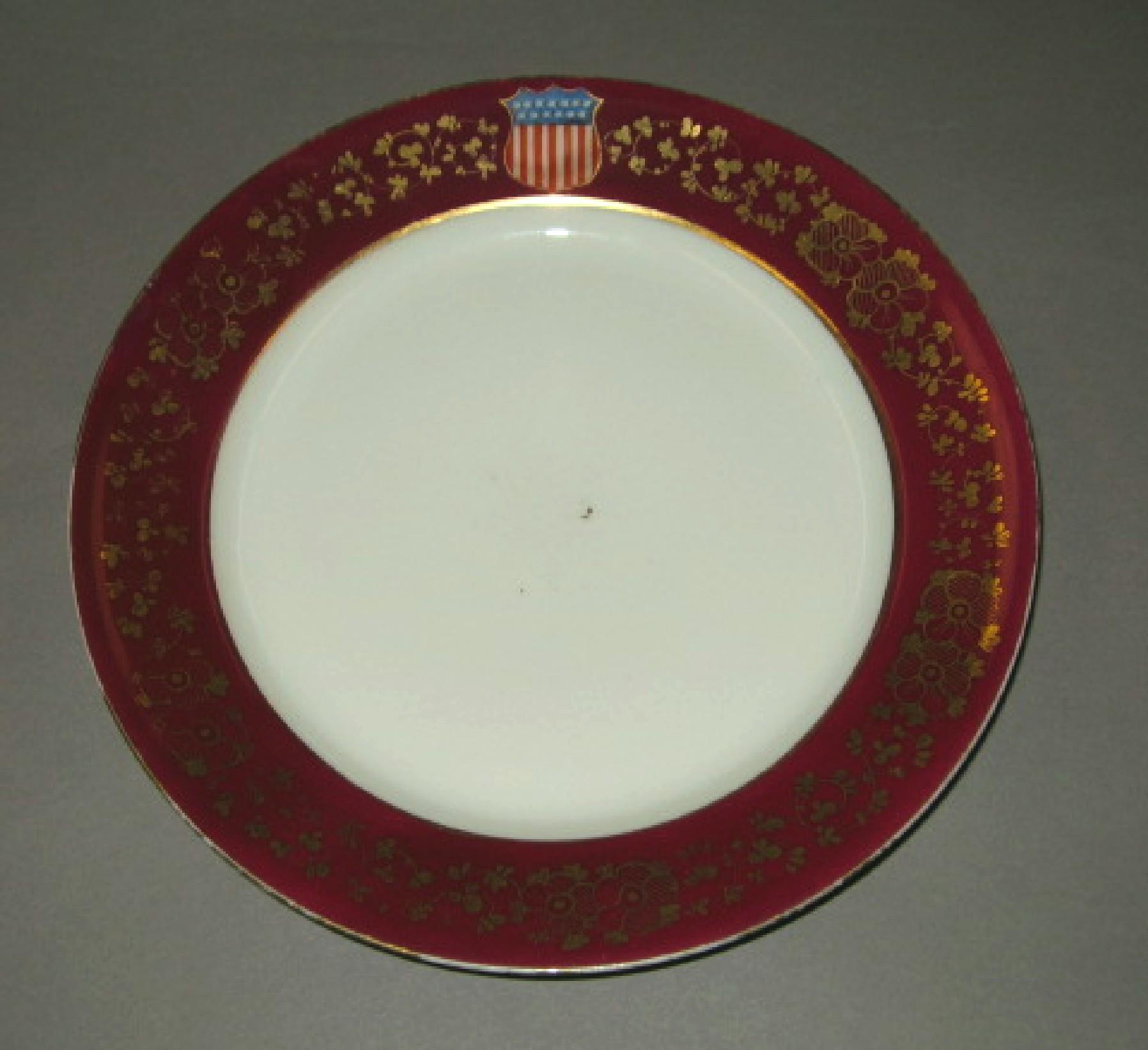 1973.0164.006 Porcelain dinner plate