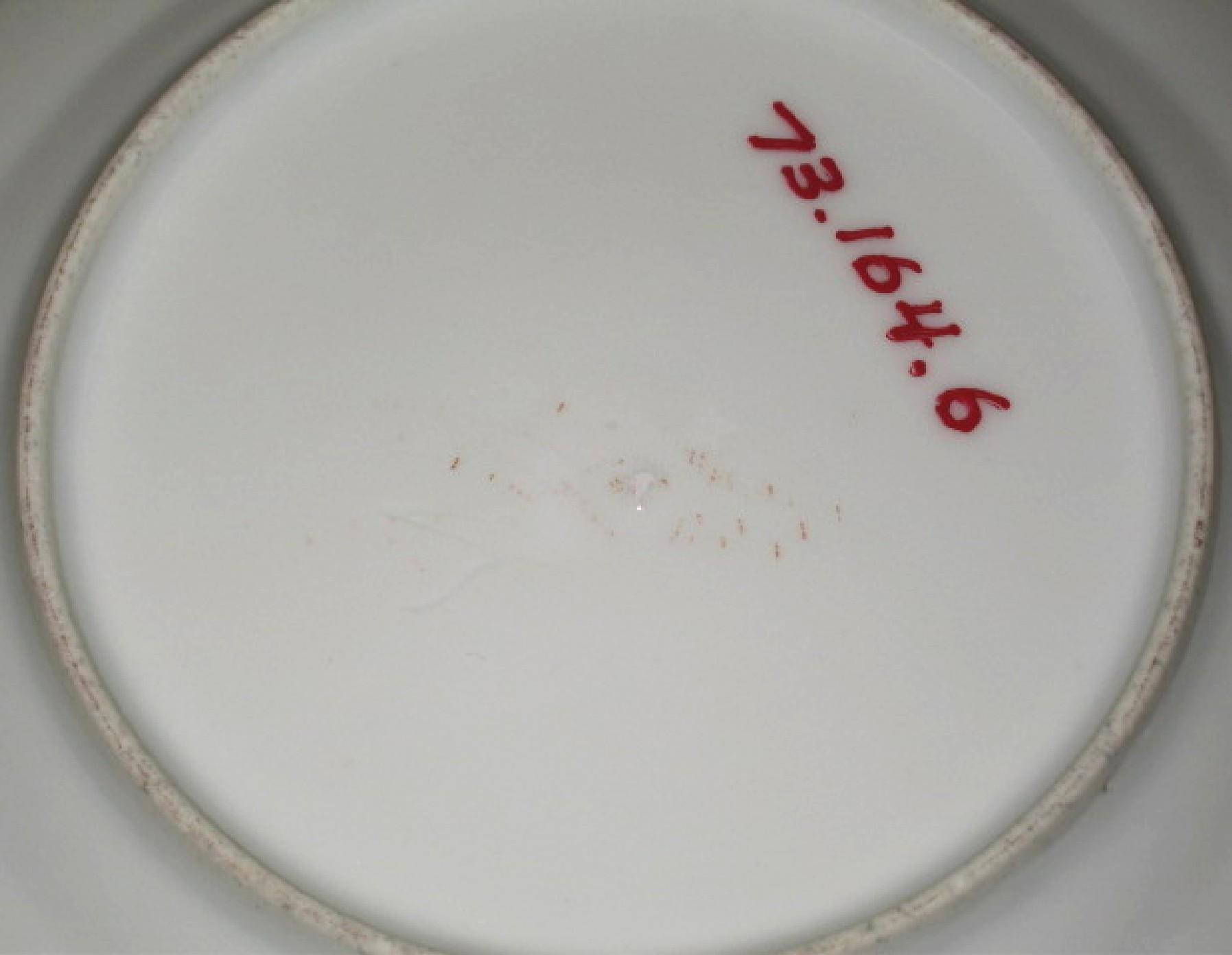 1973.0164.006 Porcelain dinner plate (underside)